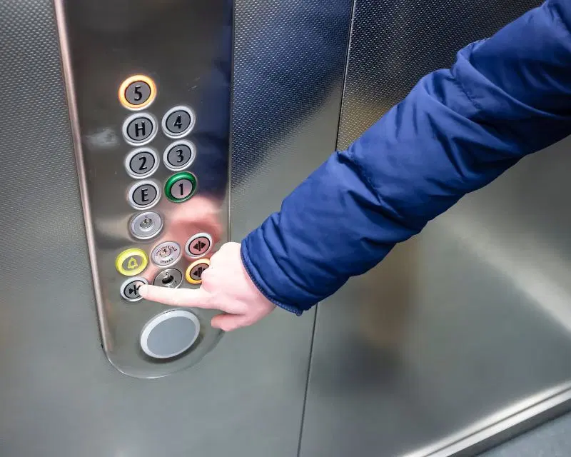 شایع‌ترین خرابی‌های شستی آسانسور